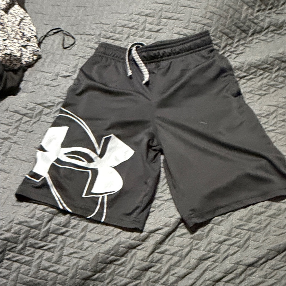 Under Armour Youth Medium Black Athletic Shorts